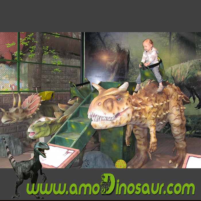 Carnotauro dinosaurio animatronic para montar por niños en parque de  aventura